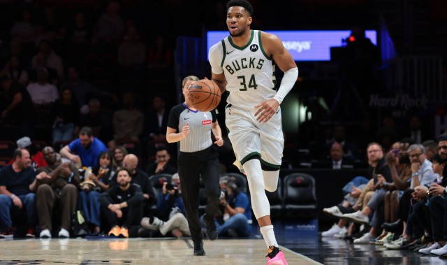 v体育-身手全能！字母哥半场15中7砍下18分11板5助 罚球5中4