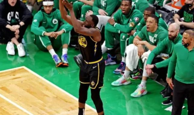 v体育-7年前科尔变阵救勇士 格林低迷发挥让他再临抉择